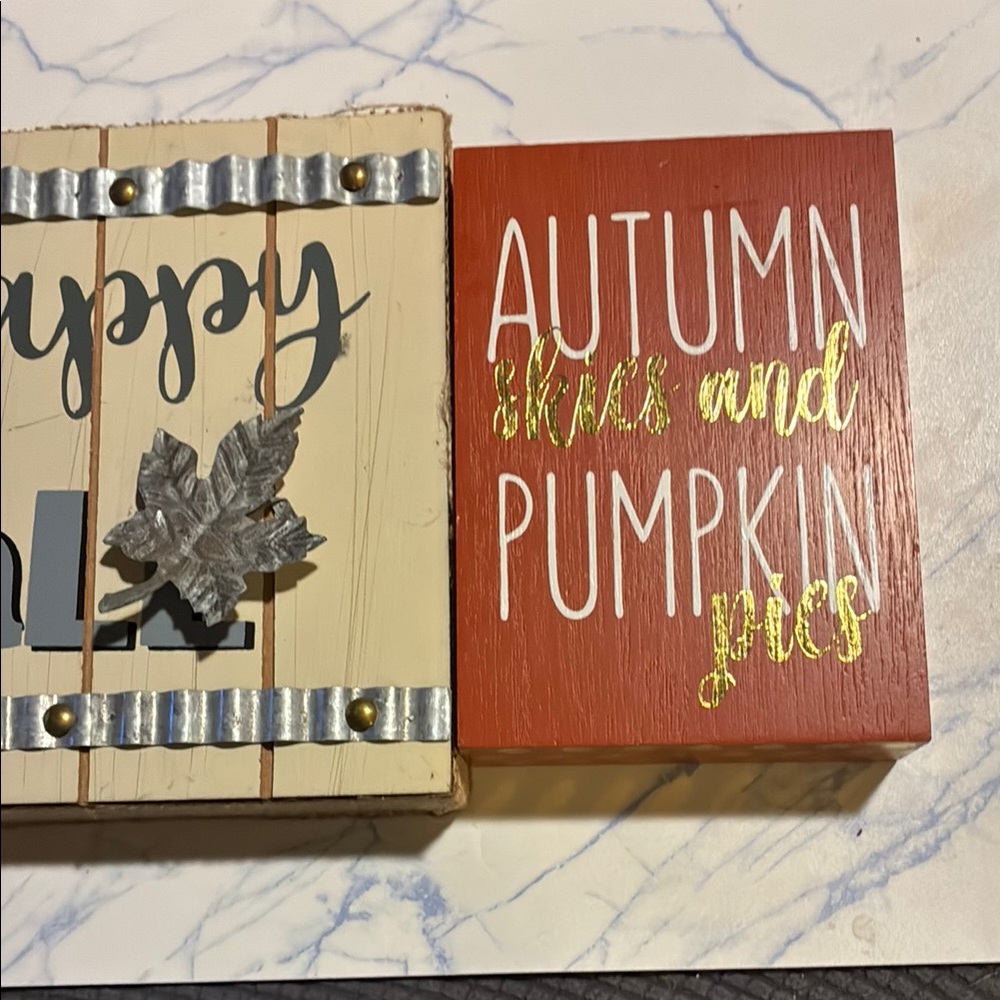 NWT-Autumn Decor Sign Set with Leaf Accent